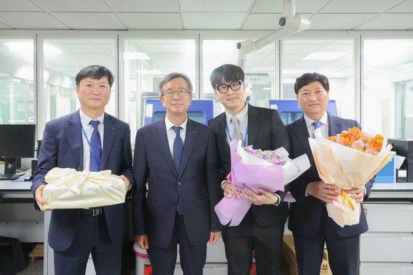 ▲ 한국마사회 (왼쪽부터) 정한상 차장, 정기환 회장, 최대하 과장, 강신욱 부장이 지난 20일 ‘칭찬주인공 간담회’를 진행하고 기념촬영을 하고 있다. 사진=한국마사회