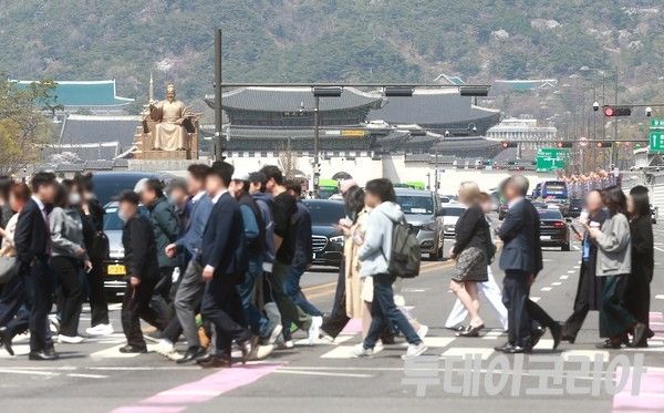 ▲ 서울 시내에서 시민들이 발걸음을 옮기고 있다. 사진=투데이코리아
