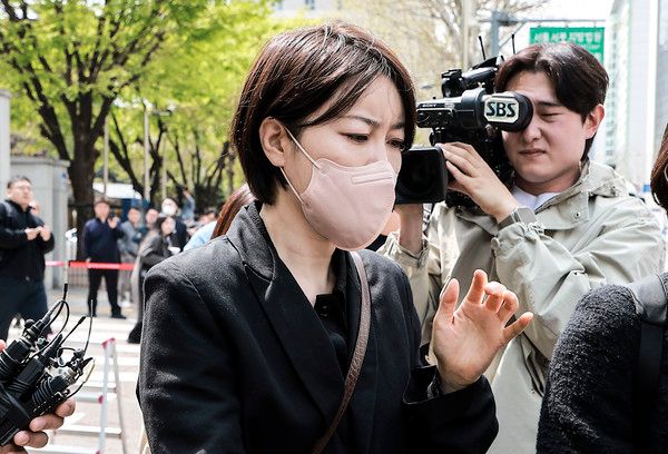 ▲ 음주운전 및 불법 숙박업 혐의로 재판에 넘겨진 문재인 전 대통령의 딸 문다혜 씨가 17일 서울 마포구 서울서부지방법원에서 열린 1심 선고기일을 마친 뒤 법원을 나오고 있다. 사진=뉴시스