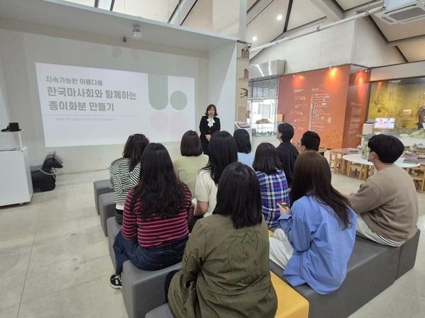 ▲ 한국마사회 임직원들이 지구의 날을 맞아 원데이 업사이클링 클래스를 듣고 있다. 사진=한국마사회