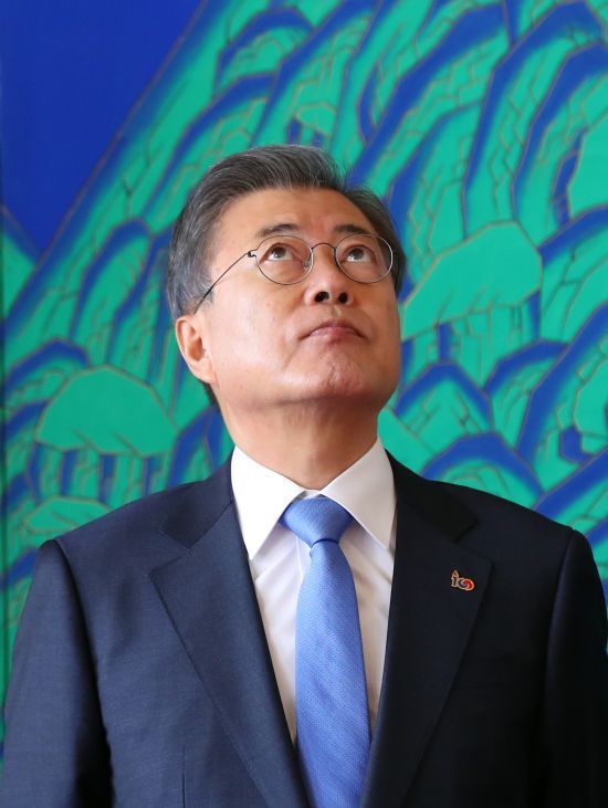 ▲ 24일 검찰이 문재인 전 대통령을 뇌물수수혐의로 기소했다. 사진은 대통령으로 재임하던 2019년 3월 4일 해외 독립유공자 후손 초청 오찬에 앞서 참석자들을 기다리며 잠시 생각에 잠겨있는 모습. 사진=뉴시스[출처] - 국민일보[원본링크] - https://www.kmib.co.kr/article/view.asp?arcid=0013113264