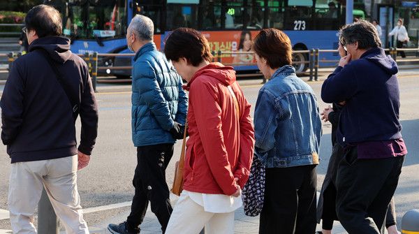▲ 아침 기온이 떨어지며 비교적 쌀쌀한 날씨를 보인 25일 오전 서울 종로구 광화문네거리에서 외투를 걸친 시민들이 이동하고 있다. 사진=뉴시스