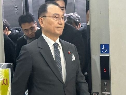 ▲ 박상돈 천안시장이 17일 파기환송심 선고 후 엘리베이터에서 내려 걸어가고 있다. 사진=뉴시스