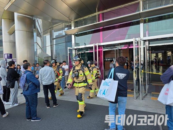 ▲ 25일 오전 11시께 서울 강남구 코엑스에서 불이 나 소방관들이 진압을 위해 이동하고 있다. 사진=투데이코리아