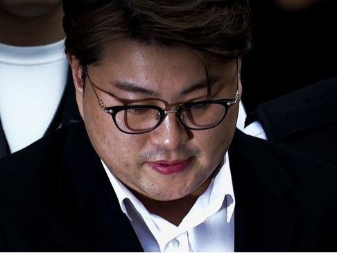 ▲ 음주 뺑소니 혐의를 받고 있는 트로트 가수 김호중이 지난해 5월 24일 서울 서초구 서울중앙지방법원에서 열린 영장실질심사(구속 전 피의자심문)을 마친 뒤 법원을 나서고 있다. 사진=뉴시스