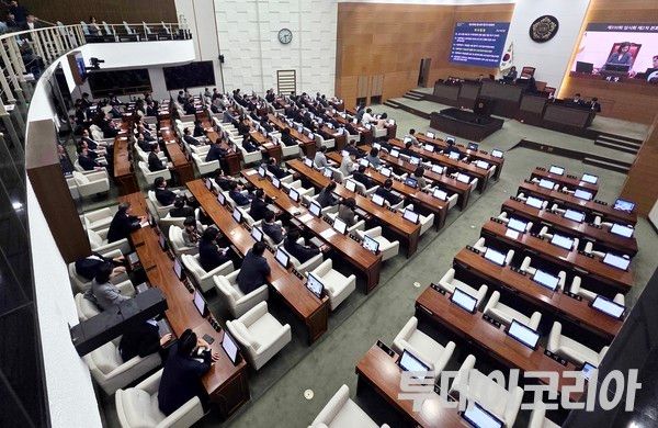 ▲ 25일 오후 서울 중구 서울시의회에서 열린 제330회 임시회 2차 본회의에서 더불어민주당 의원들의 자리가 비어있다. 사진=투데이코리아