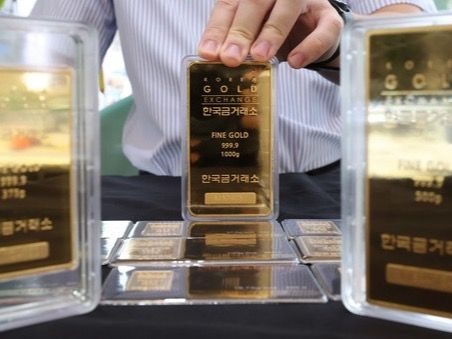 ▲ 서울 종로구 한국금거래소에서 직원이 골드바를 정리하고 있다. 사진=뉴시스