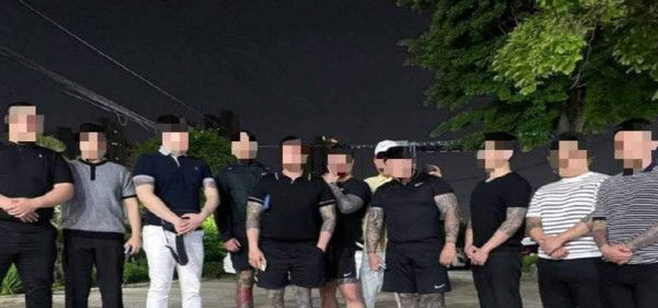 ▲ 인천지역 조직폭력배들이 출소식 하며 기념사진을 촬영사진=인천지검.