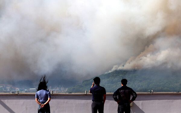 ▲ 28일 오후 2시 1분쯤 대구 북구 노곡동 함지산에서 불이 나 연기가 바람을 타고 도심으로 번지고 있다. 사진=뉴시스출처 : 월요신문(http://www.wolyo.co.kr)