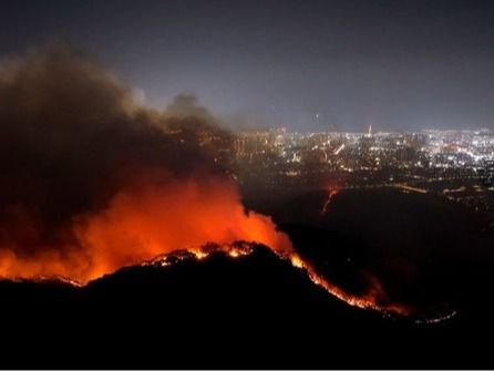 ▲ 28일 밤 대구 북구 노곡동과 조야동 인근 산을 따라 불이 주택가 방향으로 확산하고 있다. 사진=뉴시스