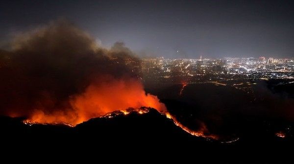 ▲ 28일 밤 대구 북구 노곡동과 조야동 인근 산을 따라 불이 주택가 방향으로 확산하고 있다. 사진=뉴시스