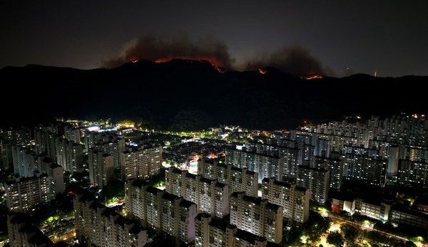 ▲ 28일 밤 대구 북구 노곡동과 조야동 인근 산을 따라 불이 주택가 방향으로 확산하고 있다. 사진=뉴시스