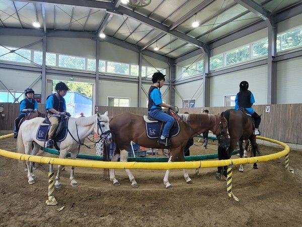 ▲ 마농 문화체험 사업 참가한 학생들이 승마체험을 하고 있다. 사진=한국마사회