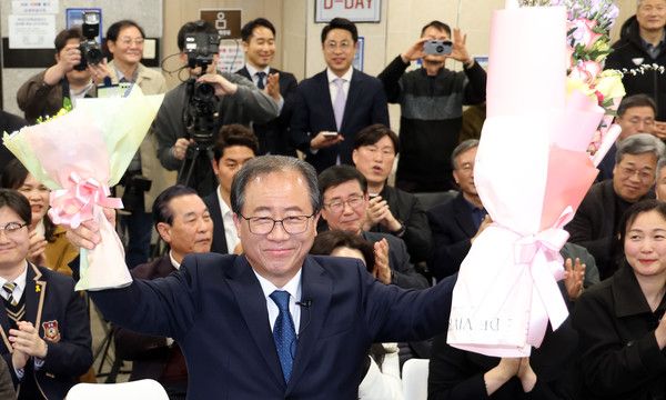 ▲ 부산교육감 재선거 투표일인 2일 부산 부산진구 김석준 후보 선거사무소에서 김 후보가 당선이 유력해지자 꽃다발을 들고 지지자들에게 인사하고 있다. 사진=뉴시스