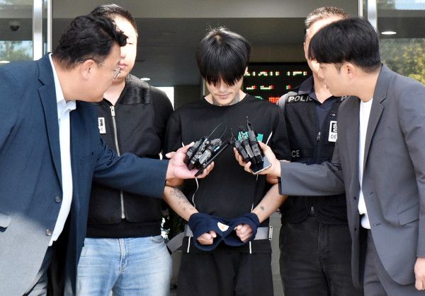 ▲ 순천 도심 길거리에서 10대 소녀를 흉기로 살해한 박대성(30)씨가 4일 오전 순천경찰서에서 검찰로 송치되고 있다. 2024.10.04. 사진=뉴시스