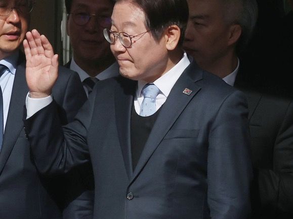 ▲ 이재명 더불어민주당 대표가 26일 서울 서초구 서울고등법원에서 열린 공직선거법 위반 사건의 항소심 선고를 마치고 나온 뒤 지지자들을 향해 손을 흔들고 있다. 사진=뉴시스