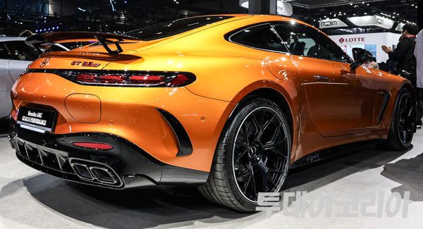▲ 3일 경기도 고양 킨텍스에서 열린 서울모빌리티쇼 내 벤츠 전시관에 공개된&nbsp;벤츠 AMG GT&nbsp;63 S E 퍼포먼스&nbsp;차량 모습. 사진=투데이코리아