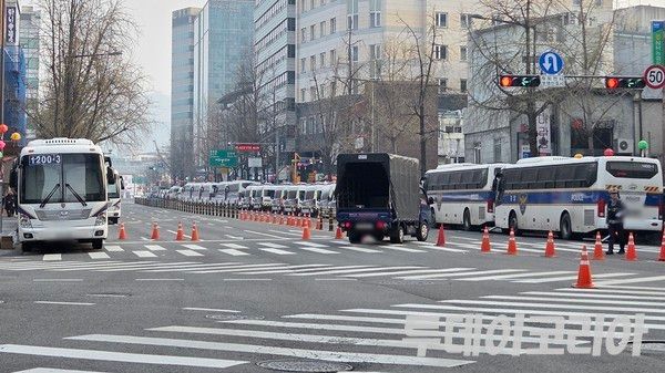 ▲ 윤석열 대통령의 탄핵 심판 선고 기일인 4일 서울 종로구 안국역이 폐쇄됐다. 사진=투데이코리아