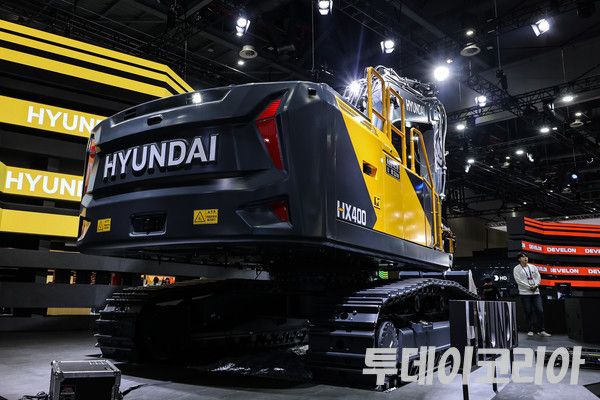 ▲ 3일 경기도 고양 킨텍스에서 열린 서울모빌리티쇼 내 HD현대 전시관에 공개된&nbsp; HD현대건설기계의 40톤급 굴착기 ‘HYUNDAI HX400’ 모습. 사진=투데이코리아