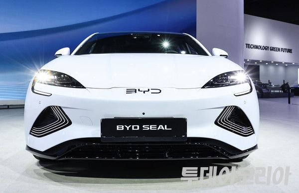 ▲ 3일 경기도 고양 킨텍스에서 열린 서울모빌리티쇼 내 BYD 전시관에 공개된&nbsp;BYD 씰(BYD SEAL) 모습. 사진=투데이코리아