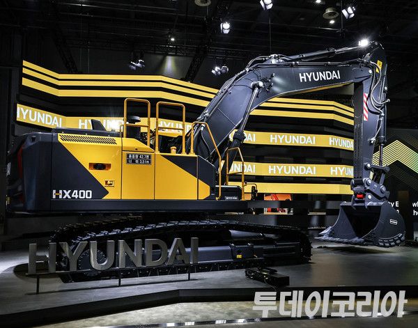 ▲ 3일 경기도 고양 킨텍스에서 열린 서울모빌리티쇼 내 HD현대 전시관에 공개된&nbsp;HD현대건설기계의 40톤급 굴착기 ‘HYUNDAI HX400’ 모습. 사진=투데이코리아