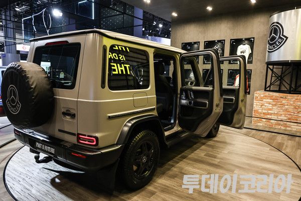 ▲ 3일 경기도 고양 킨텍스에서 열린 서울모빌리티쇼 내 벤츠 전시관에 공개된 패션 브랜드 몽클레르와 협업해 제작한 G-클래스 패스트 투 퓨처의 외관.&nbsp;사진=투데이코리아