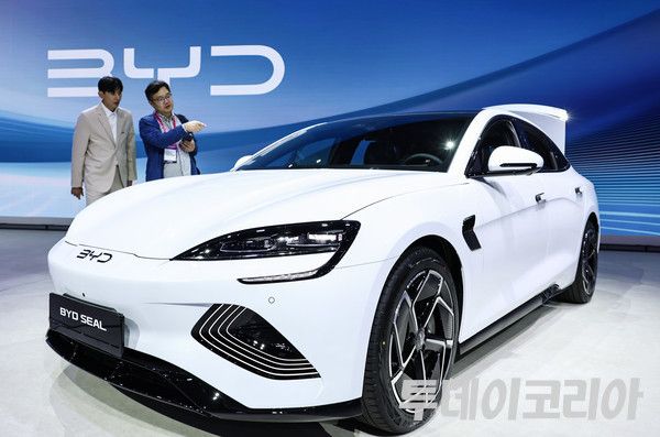▲ 3일 경기도 고양 킨텍스에서 열린 서울모빌리티쇼 내 BYD 전시관에 공개된&nbsp;BYD 씰(BYD SEAL) 모습. 사진=투데이코리아