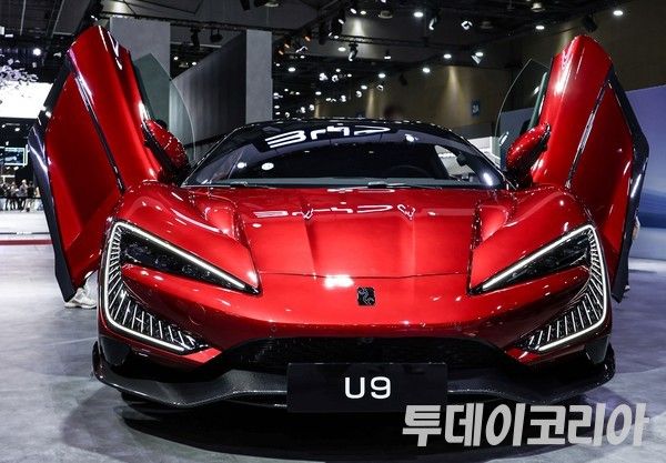 ▲ 3일 경기도 고양 킨텍스에서 열린 서울모빌리티쇼 내 BYD 전시관에 공개된&nbsp;BYD U9 모습. 사진=투데이코리아