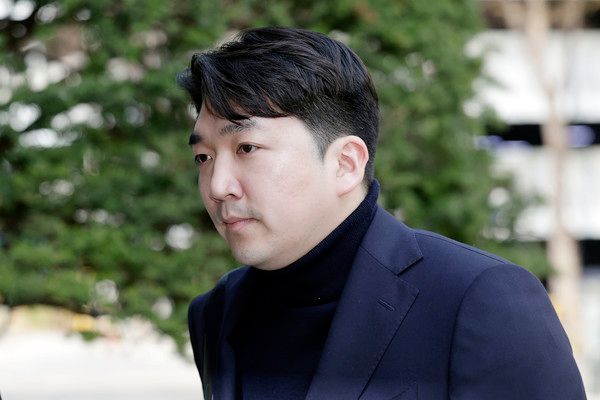 ▲ 기업회생절차를 신청한 최형록 발란 대표가 지난 3일 서울 서초구 서울회생법원에서 열린 심문기일에 출석하고 있다. 사진=뉴시스