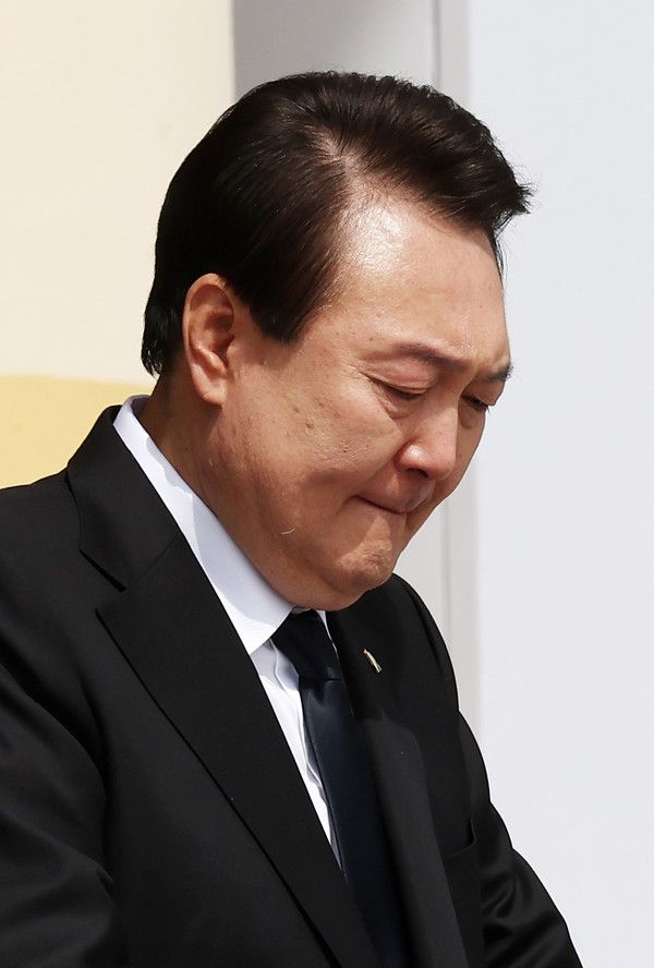 ▲ 윤석열 대통령의 국회 탄핵소추안이 14일 가결됐다. 사진은 윤 대통령이 24일 대전 유성구 국립대전현충원에서 열린 제8회 서해수호의 날 기념식에서 울먹이는 모습. 사진=뉴시스