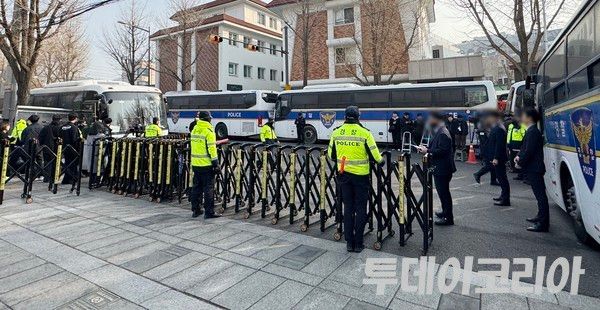 ▲ ▲ 윤석열 대통령의 탄핵 심판 선고기일인 4일 서울 종로구 헌법재판소 출입이 통제되고 있다. 사진=투데이코리아