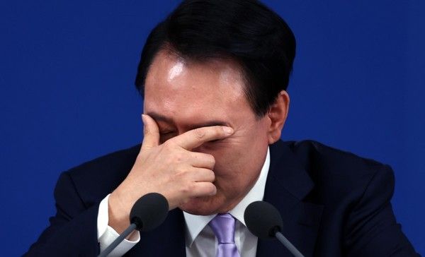 ▲ 윤석열 대통령이 지난달 대통령실에서 열린 기자회견에서 기자들의 질문을 받은 직후 고민하는 모습. 뉴시스