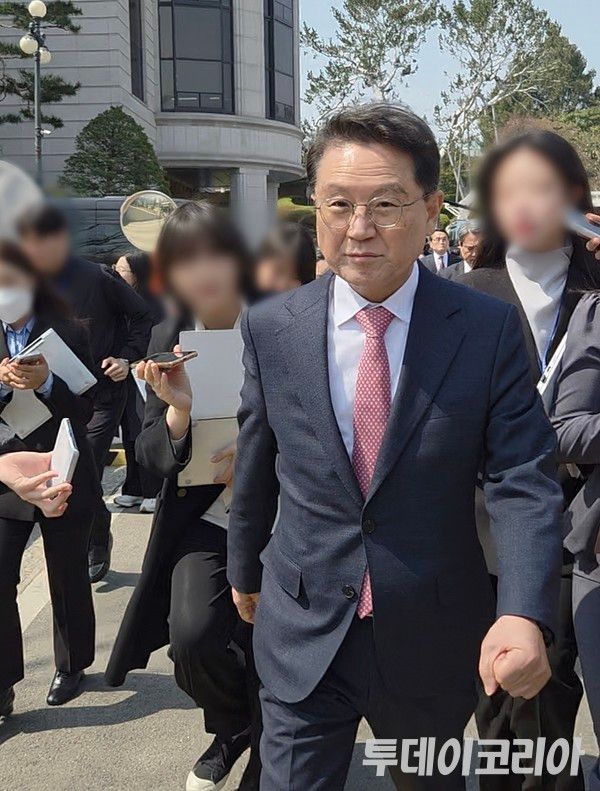 ▲ 윤석열 대통령 측 대리인단&nbsp;윤갑근&nbsp;변호사가 4일 탄핵선고 이후 취재진의 질의 답하고 있다. 사진=투데이코리아