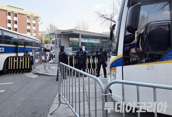 ▲ 헌법재판소가 윤석열 대통령의 탄핵을 만장일치로 인용한 4일 서울 종로구 안국역 일대에 경찰들이 보호복을 입고 경계태세를 갖추고 있다. 사진=투데이코리아
