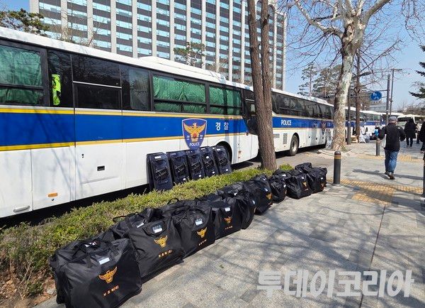 ▲ 헌법재판소가 윤석열 대통령의 탄핵을 만장일치로 인용한 4일 서울 종로구 안국역 일대에 경찰들의 보호복이 준비되어 있다. 사진=투데이코리아