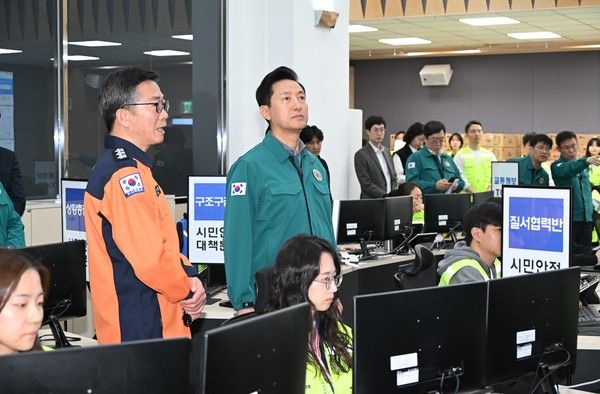 ▲ 오세훈 서울시장이 4일 오후 서울시청 재난안전상황실에서 연결된 폐쇄회로(CC)TV를 통해 시내 상황을 점검하고 있다. 사진=서울시