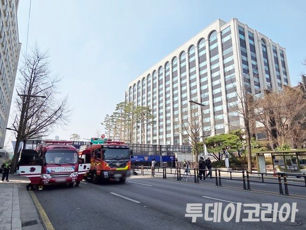 ▲ 경찰이 4일 서울 종로구 일대를 통제하고 있는 가운데 소방차량과 인력 등이 배치되어 있다. 사진=투데이코리아