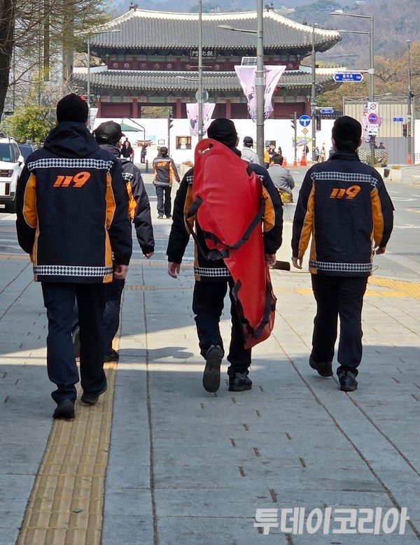 ▲경찰이 4일 서울 종로구 일대를 통제하고 있는 가운데 소방차량과 인력 등이 배치되고 있다. 사진=투데이코리아