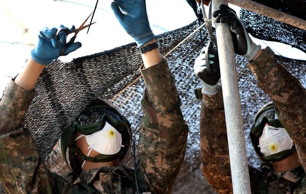 ▲ 1일 경북 영덕군 영덕읍 석리 한 양식장에서 50사단 121여단 영덕대대 장병들이 산불 피해 복구 작업을 하고 있다. 2025.04.01. 사진=뉴시스