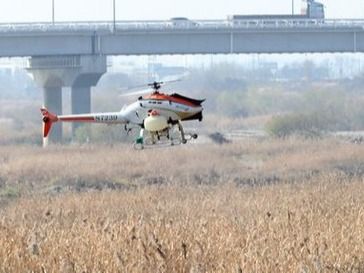 ▲ 농림축산식품부가 조류인플루엔자(AI) 방역을 위해 기존 소독장비 외에 무인 방제헬기 등을 추가 투입한 가운데 지난 26일 오전 무인 방제헬기가 충북 청주 무심천에서 AI 방제작업을 벌이고 있다. 사진=뉴시스