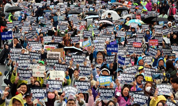 ▲ 민주노총과 윤석열즉각퇴진·사회대개혁 비상행동 등이 헌법재판소가 윤석열 대통령의 파면을 선고한 이튿날인 5일 서울 광화문 동십자각 앞에서 열린 사회대개혁 집회 및 승리대회에서 구호를 외치고 있다. 2025.04.05. 사진=뉴시스