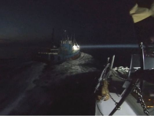 ▲ 정선명령 하며 도주 어선을 추적중인 해양경찰. 사진=중부지방해양경찰청