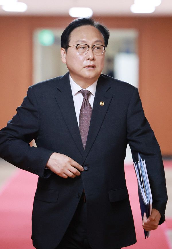 ▲ 정인교 산업통상자원부 통상교섭본부장이 지난달 25일 정부서울청사에서 열린 국무회의에 입장하고 있다. 사진=뉴시스