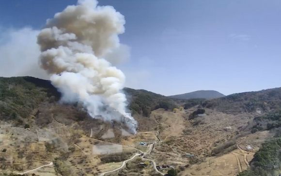 ▲ 7일 경남 하동군 옥종면 회신리 한 야산에서 산불이 발생해 연기가 피어오르고 있다. 2025.4.7. 사진=산림청
