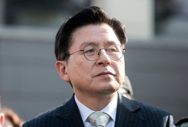 ▲ 황교안 전 국무총리가 지난달 11일 서울 종로구 헌법재판소 앞에서 열린 대한민국 수호위한 123명의 기독교인 릴레이 삭발식에 참석해 있다. 사진=뉴시스