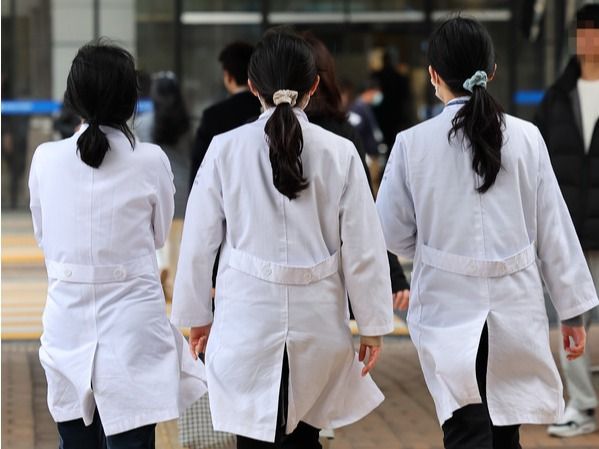 ▲ 21일 의료계에 따르면 전공의 단체인 대한전공의협의회(대전협)은 전날 성명서를 통해 의대증원 계획 전면 백지화, 수련병원 전문의 인력 채용 확대, 과학적인 의사수급 추계를 위한 기구 설치, 불가항력적 의료사고에 대한 구체적인 대책 제시, 업무개시명령 전면 폐지, 전공의 수련환경 개선 등을 요구했다. 사진=뉴시스