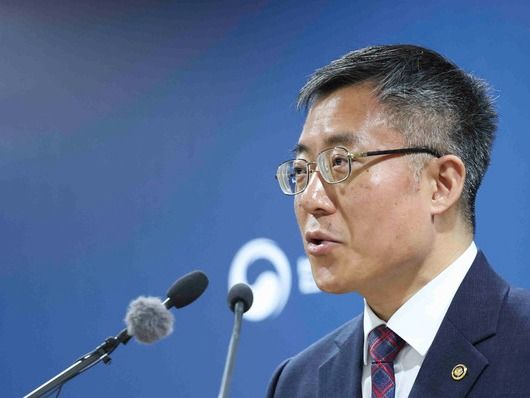 ▲ 김석우 법무부 장관 직무대행이 2일 오전 경기 과천시 법무부 청사에서 신 출입국 이민정책 진행 상황 브리핑을 하고 있다. 법무부는 광역형 비자, 탑티어(Top-Tier) 비자 등 수요자 맞춤형 비자를 신설하고 일반기능인력, 전문인력 비자 범위 확대 및 주력산업비자 요건을 완화했다. 2025.04.02. 사진=뉴시스