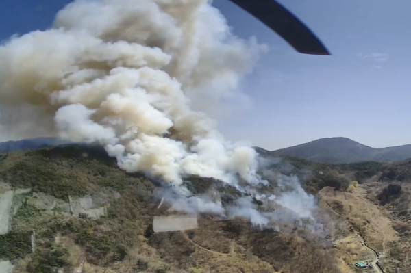 ▲ 경남 하동군 옥종면 인근 야산에서 불이 나 연기가 피어오르고 있다. 사진=산림청