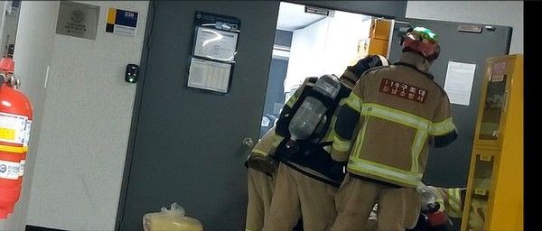 ▲ 성동소방서에 따르면 8일 오후 9시 1분쯤 서울 성동구 한양대학교 신소재공학관 3층에서 황산 누출로 인한 화재가 발생했다. 사진=성동소방서