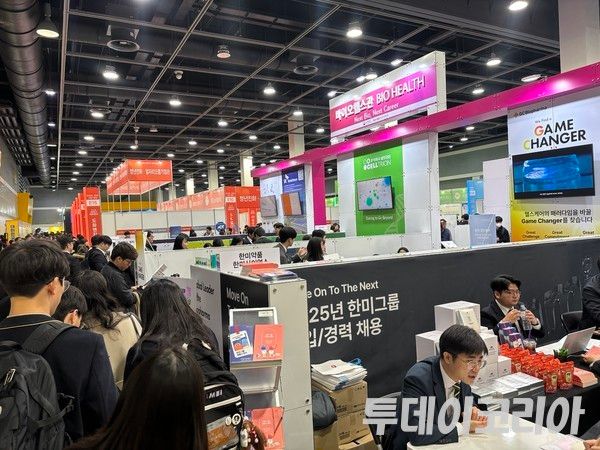 ▲ 서울 서초구 aT센터에서 열린 ‘2025 대한민국 채용박람회’에서 구직자들이 부스에서 취업상담을 하고 있다. 사진=투데이코리아